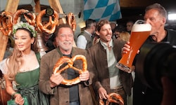 Partystimmung beim Stanglwirt: Arnie hatte Hunger, Kumpel Ralf Moeller Durst. Und ...