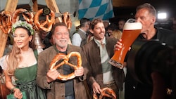 Partystimmung beim Stanglwirt: Arnie hatte Hunger, Kumpel Ralf Moeller Durst. Und ...