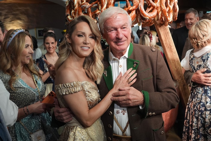 Melissa Naschenweng machte im Dirndl natürlich eine ausgezeichnete Figur.