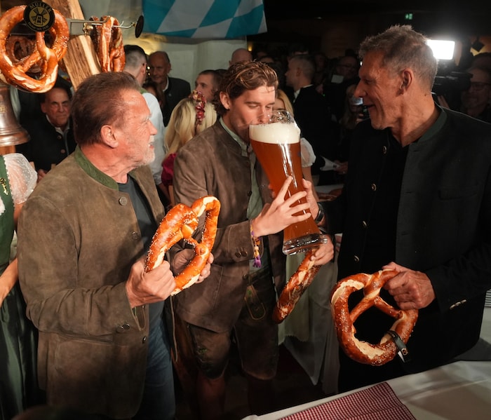 ... Sohn Christopher, der gleich mal einen großen Schluck vom Bier nahm.