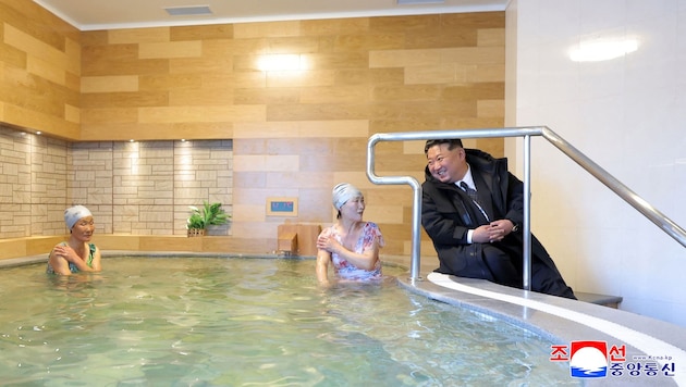 Kim Jong Un inspiziert ein neues Thermalresort im Staatsfernsehen.