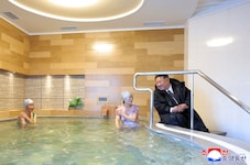 Kim Jong Un inspiziert ein neues Thermalresort im Staatsfernsehen.