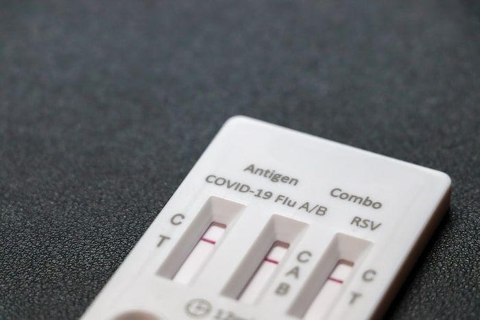 Mit den schnellen Antigen-Tests lässt sich rasch herausfinden, welche Art der Infektion ...