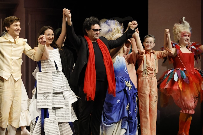 Das Ensemble der „Zauberflöte“ rund um Intendant Rolando Villazón (mittig) freute sich über ...