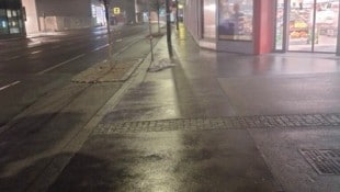 Im Licht gut erkennbar: Die Glätte auf Gehsteigen im 19. Wiener Gemeindebezirk