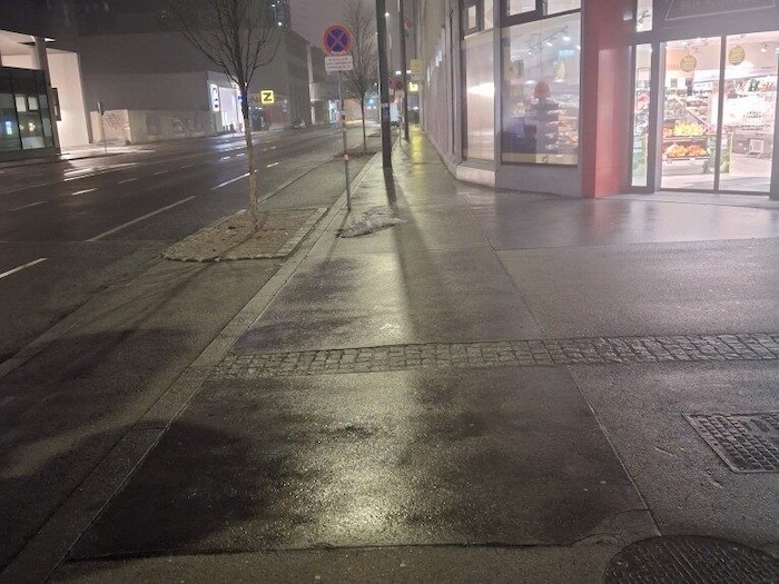 Im Licht gut erkennbar: die Glätte auf Gehsteigen im 19. Wiener Gemeindebezirk