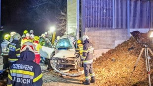 Die Feuerwehr musste die Frau aus dem Auto freischneiden.