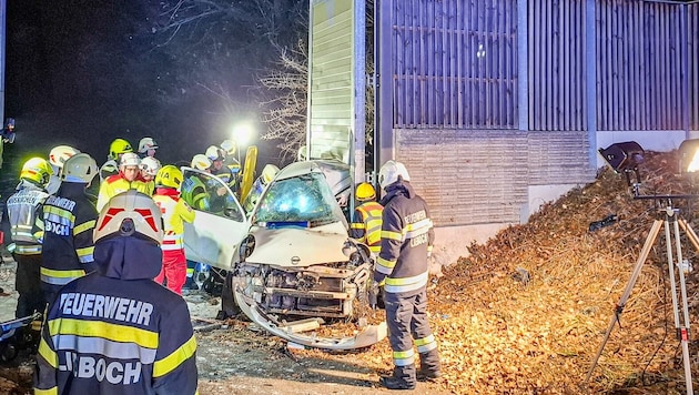 Die Feuerwehr musste die Frau aus dem Auto freischneiden.
