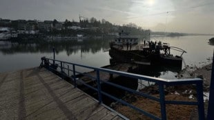 Die Fähre Ottensheim musste von der Feuerwehr zurück zur Anlegestelle geschleppt werden.