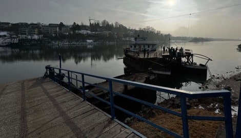 Die Fähre Ottensheim musste von der Feuerwehr zurück zur Anlegestelle geschleppt werden.