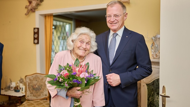 Friederika Hubauer-Furtmayr an ihrem 107. Geburtstag mit LH Thomas Stelzer