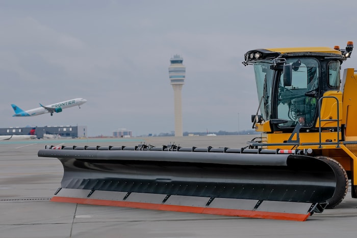 Die Vorbereitungen für den Wintersturm laufen auf den Flughäfen auf Hochtouren. Dennoch wurden ...