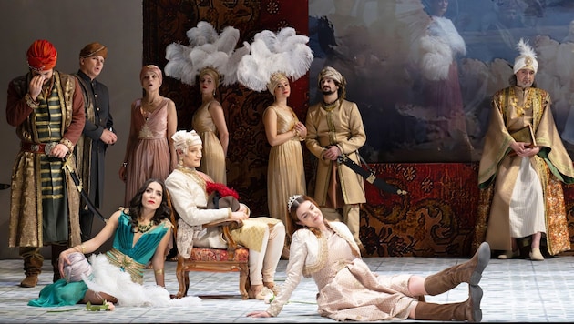 Geschlechtlich vertauschtes Geschwisterpaar: Federico Fiorio (mitte) als zart femininer Sultan ...