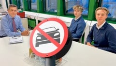 Hanke im Gespräch mit den beiden Schülern Ferdinand Gröschl und Maximilian Hamerle