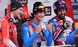 Giovanni Franzoni (Mitte) gewinnt vor Marco Odermatt (li.) und Maxence Muzaton.