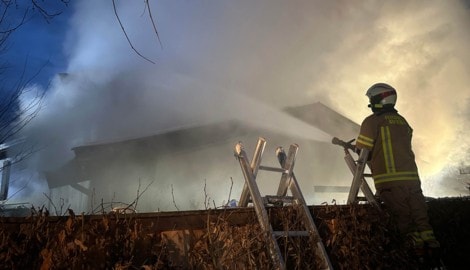 Die Feuerwehr bekämpfte den Brand.