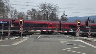 Der Übergang zur Gemeinde bei der Schlossallee soll  für Autos bald nicht mehr benutzbar sein.