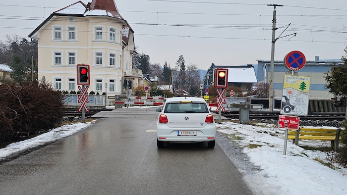 Auch der Bahnübergang zum Bad-Stich-Bad soll langfristig für Autos gesperrt werden.
