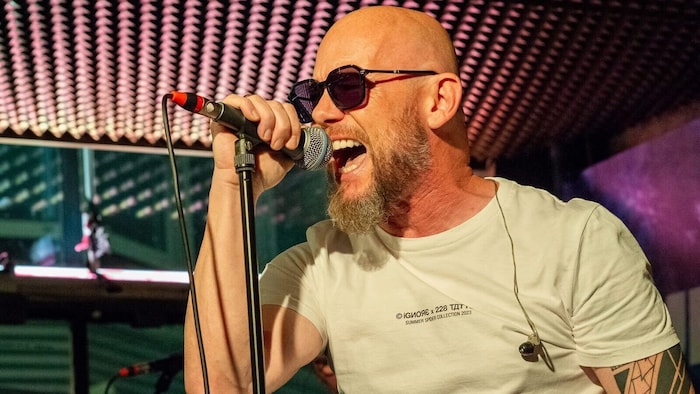 ... und für den guten Zweck am Mikrofon.