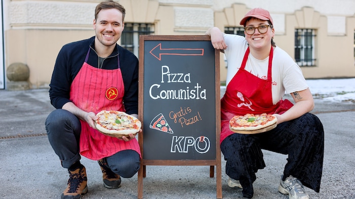 Die Partei verteilte auch Gratis-Pizza.