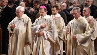 3000 Teilnehmer haben sich im Stephansdom eingefunden, um bei der Weihe von Josef Grünwidl zum ...