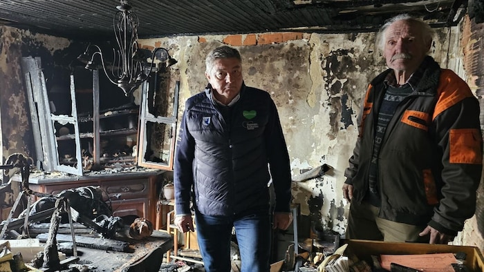 Der Gnaser Bürgermeister Gerhard Meixner (li.) unterstützt die Familie nach dem Drama.