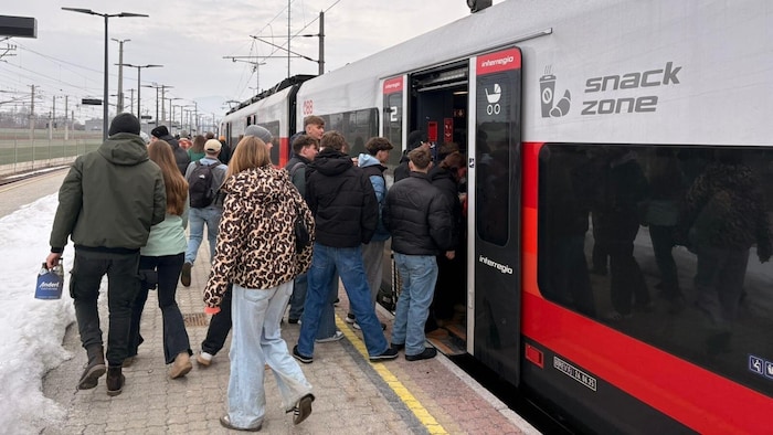 Beim Umstieg in Wörgl wird um die Sitzplätze gekämpft.