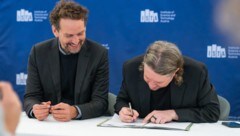 ISTA-Präsident Martin Hetzer (li.) und Garrett Camp bei der Unterzeichnung. 