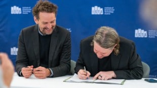 ISTA-Präsident Martin Hetzer (li.) und Garrett Camp bei der Unterzeichnung. 
