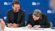 ISTA-Präsident Martin Hetzer (li.) und Garrett Camp bei der Unterzeichnung. 
