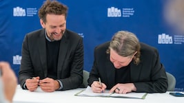 ISTA-Präsident Martin Hetzer (li.) und Garrett Camp bei der Unterzeichnung. 