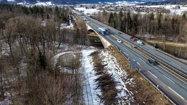 Bislang hat die Brücke keinen Pannenstreifen, der soll aber kommen.