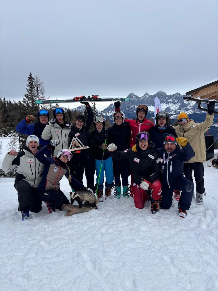 Beim Europacup auf der Reiteralm wurde der dritte Rang von Leonie Lussnig (2. Reihe, 3. v. li.) ...