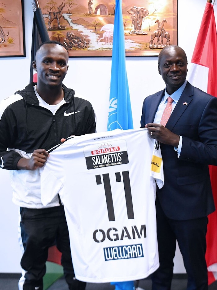 Ryan Ogam (li.) kickt aktuell mit den Amateuren in der Regionalliga.