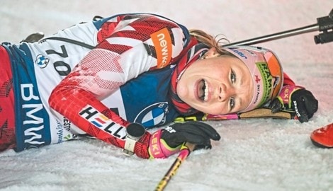 Tamara Steiner sank nach ihrer bärenstarken Leistung überglücklich in den Schnee.