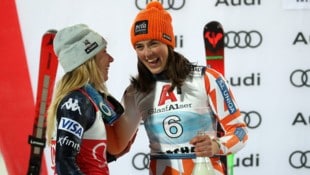 Fahren bald wieder gegeneinander: Mikaela Shiffrin und Petra Vlhova (re.). 