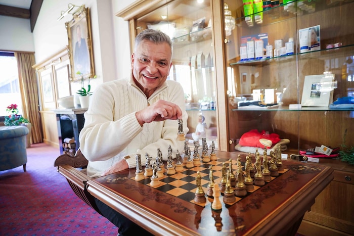 Markus Wolfahrt spielt vor der Show Schach