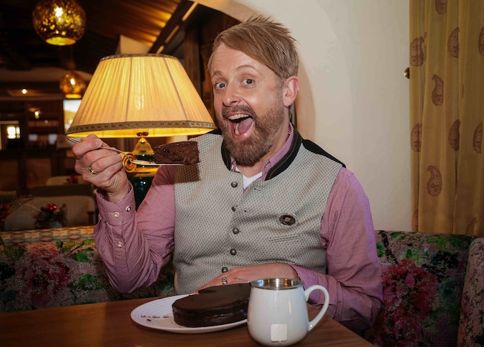 Ross Antony genießt die Torte mit Tee