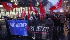 Die Demonstranten zogen durch die Innenstadt, rund um den Congress Graz gilt ein Platzverbot.
