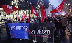 Die Demonstranten zogen durch die Innenstadt, rund um den Congress Graz gilt ein Platzverbot.