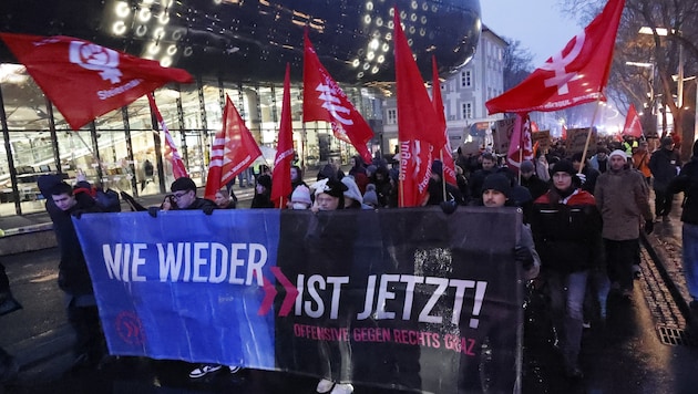 Die Demonstranten zogen durch die Innenstadt, rund um den Congress Graz gilt ein Platzverbot.