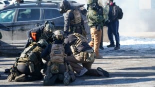 Seit Tagen geht die US-Behörde ICE in Minneapolis mit Härte gegen mutmaßlich illegale Migranten ...