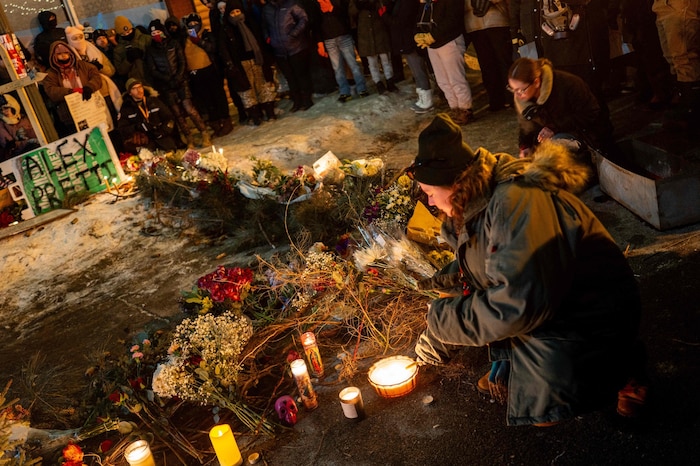 Trauernde legten Blumen für Alex Pretti ab und zündeten Kerzen an. Die Eltern des 37-jährigen ...