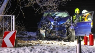 Die Feuerwehr musste den Mann aus seinem Auto befreien.