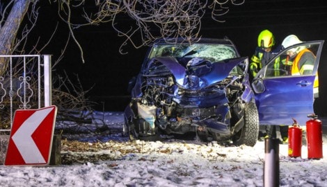 Die Feuerwehr musste den Mann aus seinem Auto befreien.