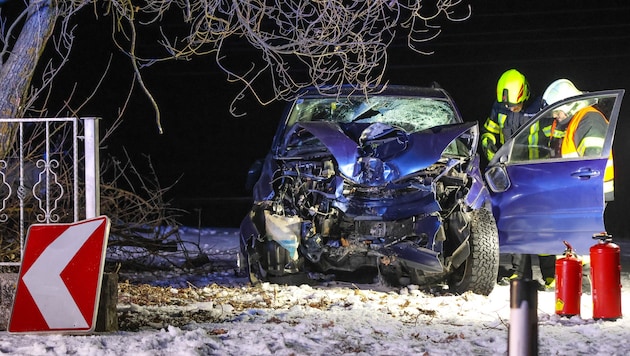 Die Feuerwehr musste den Mann aus seinem Auto befreien.