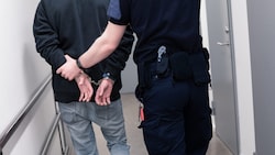 Vergangene Nacht wurde erneut ein afghanischer Intensivstraftäter von Österreich über Istanbul ...