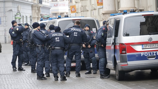 Rund um den Grazer Congress herrschte am Samstag ein Platzverbot, die Polizei war stark präsent.