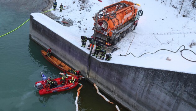 Seit zwei Tagen bekämpft die Feuerwehr das Öl.