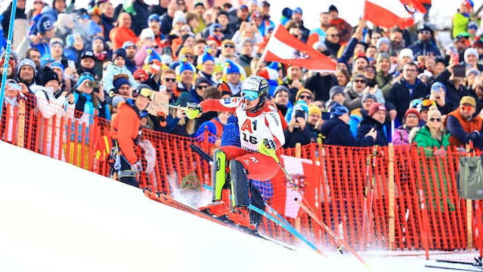 Bilder wie dieses vom Skizirkus in Kitzbühel steigern den Marktwert des Produkts Winterurlaub.